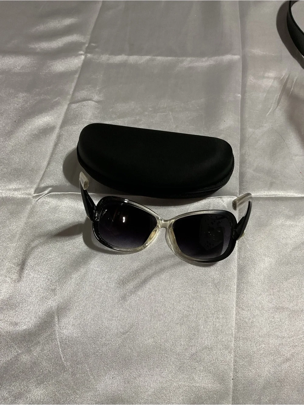 Classic Women's Oversized Sunglasses in Black